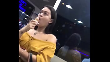 Gostosa Chupando Com Vontade O Sorvetinho