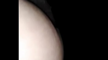 Es De Noche Y Mis Pechos Están Muy Sensibles