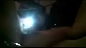 No Aguanta Las Ganas Y Se Mete Un Desodorante