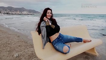 Gata Exibicionista Tirou Toda Roupa Na Praia E Mostrou Sua Racha Depiladinha Para O Seu Deleite