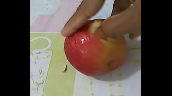 Moleque Esfola Maçã E Deixa Ela Toda Molhadinha