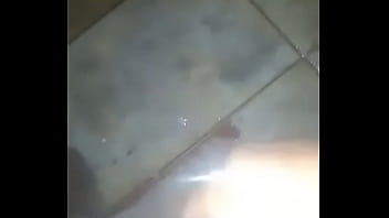 Novin Batendo Uma No Banheiro