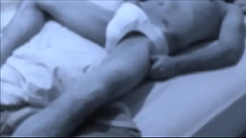 Gio Si Accarezza Nel Letto