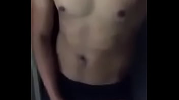 Bato Caliente Enseñando La Verga