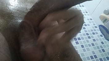 Pauzudo Tomando Banho - pauzudo, pirocao, pau-grande - Video 3424478