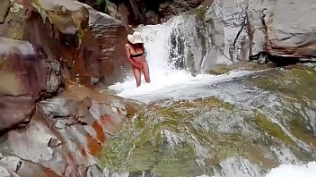 Lilyan Toma Un Baño Al Aire Libre Deseosa De Sexo