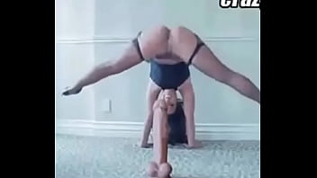 Safada Acrobata Sentando No Pau Gigante. Mulher Com Precisão Impressionante Na Buceta.