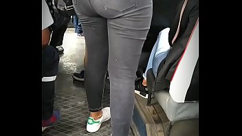 Traseros Grandes En El Bus Venezolana Vs Peruana