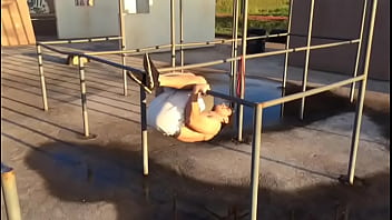 Lustri Delícia Deslizando Na Barra Com Sensualidade E Malevol_ncia