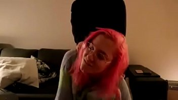 Novinha De Cabelo Rosa Dando Para O Namorado (en)