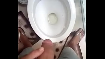 Mijando De Pau Duro - solo, pissing, gay, piss, soloboy, mijo, mijando, mijada, gay-amateur - Video 3336224