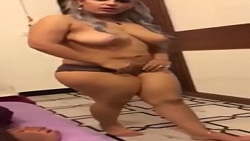 بتمثل النوم عليه لحد ما تتناك وتروي كسها من غير كسوف سكس منزلي نار
