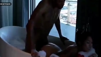 Chica Asiática En Bañera, Alguien Sabe Su Numbre?