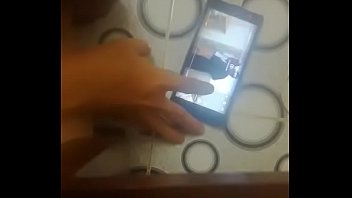 thủ d_m tại nhà khi xem phim sex