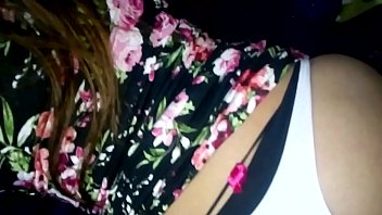 Que Rica Le Levantó Su Vestido Y Trae Tanguita Quericaa