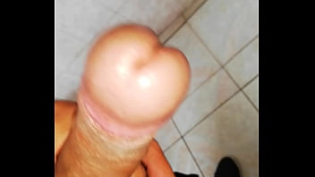 Me La Jalo En El Baño,alguien Quiere