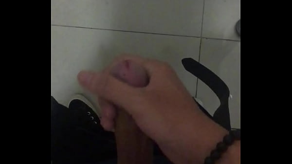 Thủ d_m ở WC