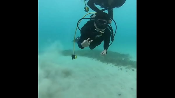A Joven La Dan Duro. Sexo Anal Debajo Del Mar