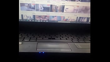 20cm Batendo Uma Assistindo Seu Vídeo