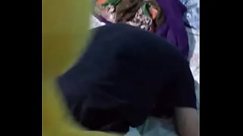 Zaeli Comendo Loirinha Safada Enquanto Forma Grava E Amigo De Fundo