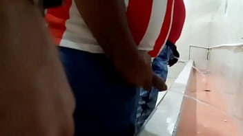 Hombres Orinando En Baño De Estadero De Barranquilla Colombia