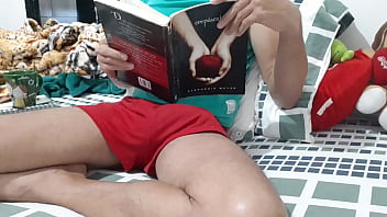 Pauz_o Duro Sem Cueca Com O Livro Na Mão
