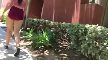 Nalgona Caminando En Short Shorts