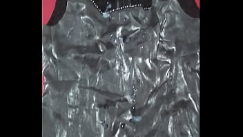 Gozando Na Roupinha Da Novinha