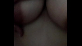 Mi Esposa Gritona Mientras Le Acarició Las Tetas