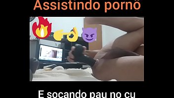 Assistindo Porn_ E Socando Pau Preto No Cu