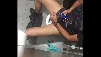 Hetero Masturbandose En Baño Público