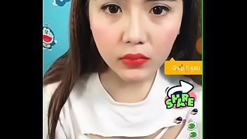 Idol Uplive show hàng lộ núm múp