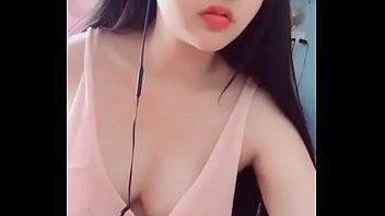 Linh Uplive Khoe Ngực Trắng Lộ Hàng