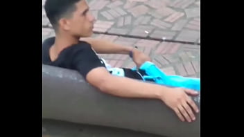 Macho Manoseandose La Verga En Publico.