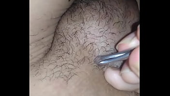 Depilando O Pau Com Uma Pinça