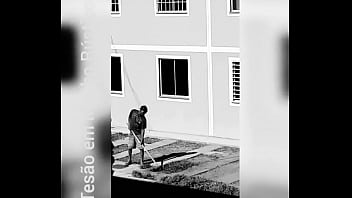 Macho Rústico E Gostoso Capinando E O Tesão Lá Em Cima - gay, macho, negro, gostoso, pedreiro, roceiro, capinando - Video 3279014