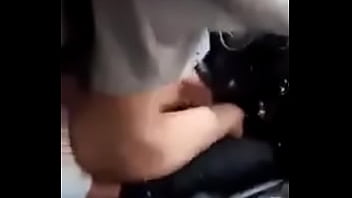 Mi Prima Y Yo Lo Hacemos En El Carro Delante De La Gente