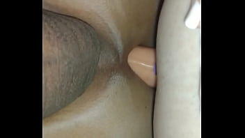 Esposa Estreando Seu Novo Brinquedo No Cuzinho Do Marido