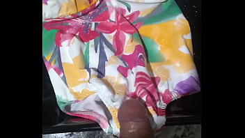 Gozando Na Roupinha Da Novinha 2