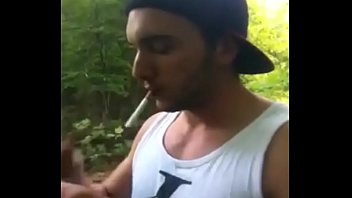 Macho Sarado Fumando