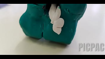 Pollazo Se Encuentra Con Dinosauria Cachindisima Y Le Parte El Culo Hasta Correrse En La Mesa De Arte