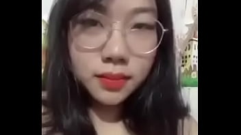 Đeo kí h lộ hàng tr_n Uplive