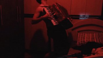 Pia Novo Tocando Aquele Instrumento Gravando Com A Webcam