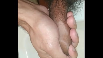 Novinho Pentelhudo Gozando No Banheiro