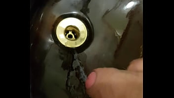 Punheta Para Elas - porra, masturbando, punheta, gozando, soloboy, banheiro, jorando - Video 3270007