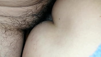 D. Ni Siente Por La Colita