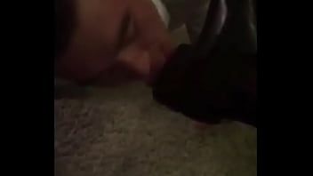 Cho Slave Dog liếm giày | Xem th_m: