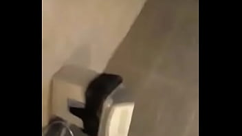 Em trai giật mình khi phát hiện mình đã bị quay lén lúc đang tắm (ngày 2)