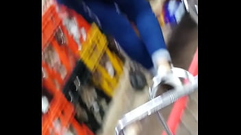 Culona En El Supermercado