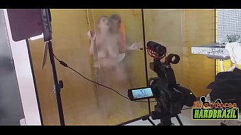 Os Maiores Peitos Do Brasil Nos Vidros Ofuscados Do Banho - Rafaella Denardin